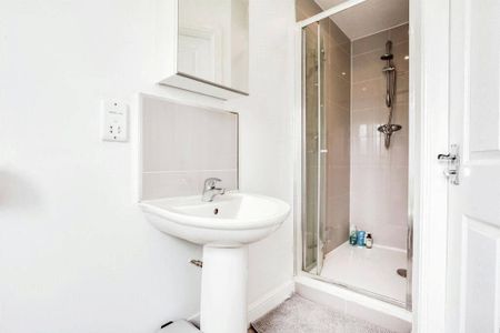 4 bedroom semi-detached house to rent - Photo 2