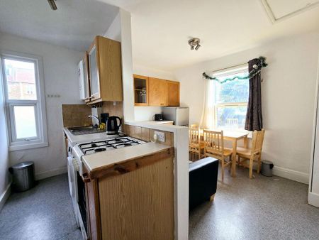 3 bedroom flat to rent - Photo 5