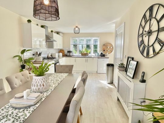 4 bedroom Link Detached Four Bedroom Home to rent - Photo 1