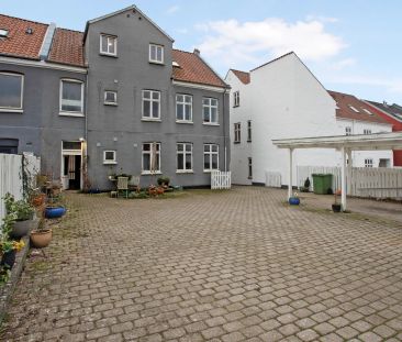 Central beliggenhed 4-værelses lejlighed - Photo 2