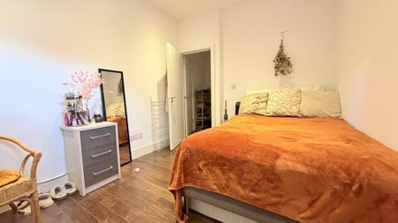 3 bedroom flat to rent - Photo 4