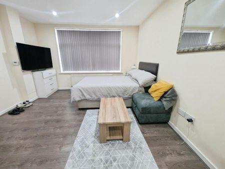 Studio to rent - Photo 2