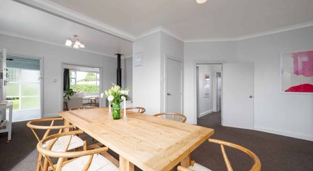 Modern, Light-Filled Family Living in Mahora - Photo 4