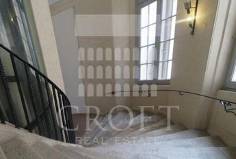 Center-Pantheon: Beautiful fully furnihed modern 1 bedroom, 2 bath loft in Historic building. Quiet, bright, parquet floors, high ceilings, air conditioning, close to services. # 2264