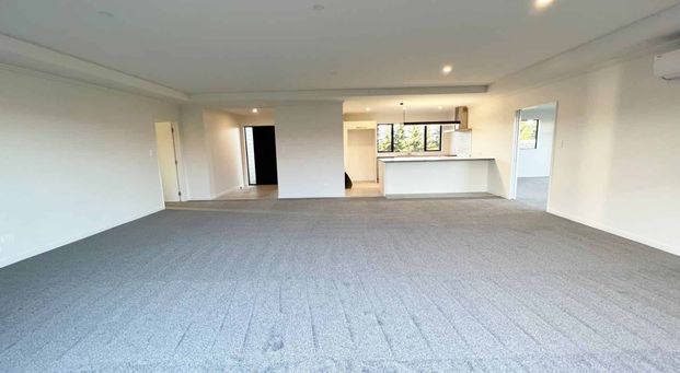 ROLLESTON - FIVE BEDROOM, TWO BATHROOM EXECUTIVE HOUSE FULLY FENCED - Photo 1