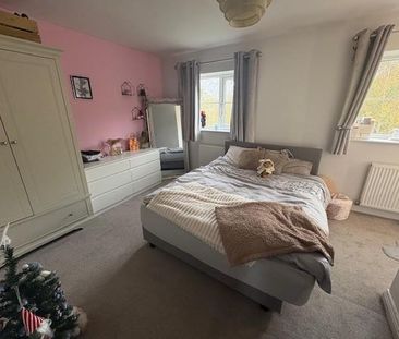 4 bedroom semi-detached house to rent - Photo 6