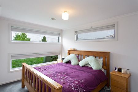 GREAT FAMILY HOME WITH DUCTED HEATING AND COOLING - Photo 3