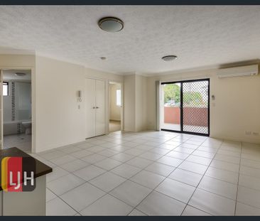 SPACIOUS & AIR CONDITIONED 2 BEDROOM UNIT - Photo 1