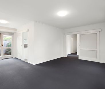 Surprisingly spacious easy-care oasis - Photo 3