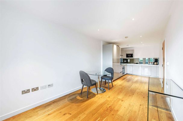 *3D virtual viewing available* - Fantastic one bedroom ground floor flat with its own private patio garden. - Photo 1