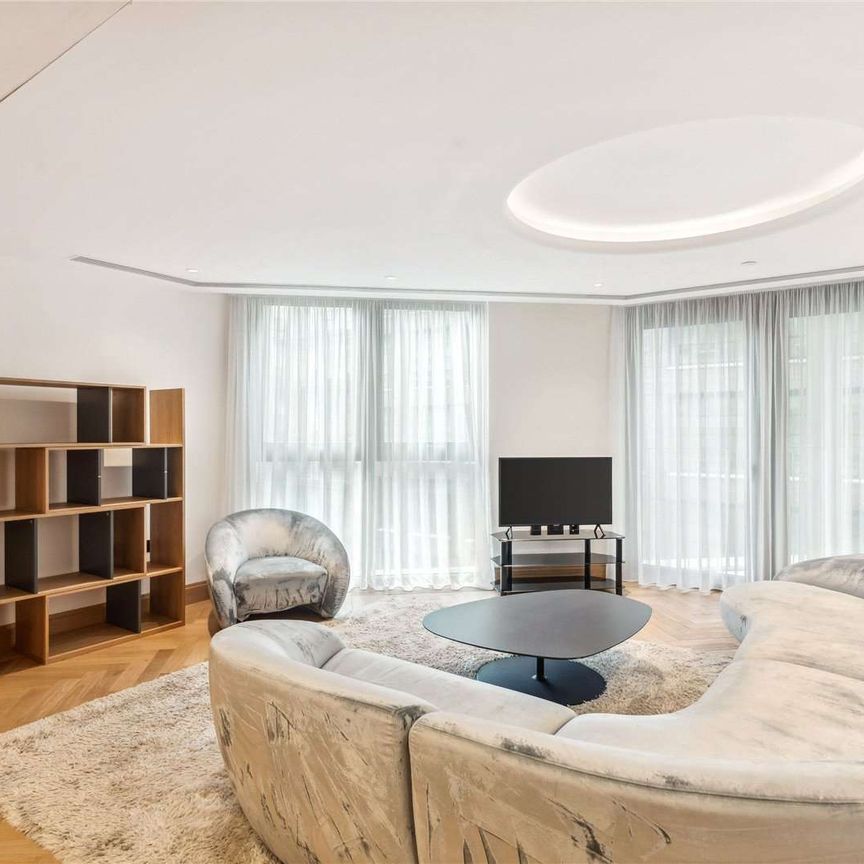 Beautiful 2 bedroom apartment with private terrace furnished to a very high standard. - Photo 1