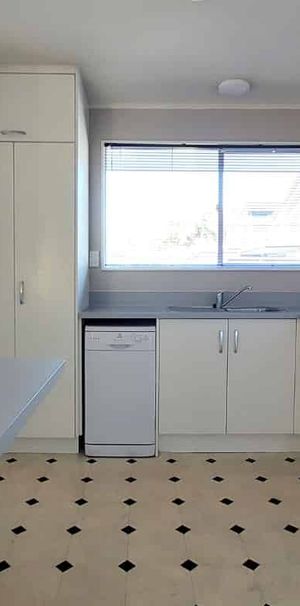 Upstairs City Apartment! - Photo 1