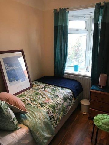 1 bedroom in a house share to rent - Photo 2