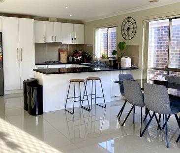 27 Shale Rise, Officer VIC 3809 - House For Rent | Domain - Photo 2