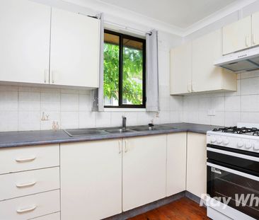 Neat 4 Bedroom Home with Comfort & Convenience - Photo 2