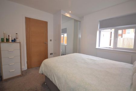 2 bedroom Flat To Let - Photo 5