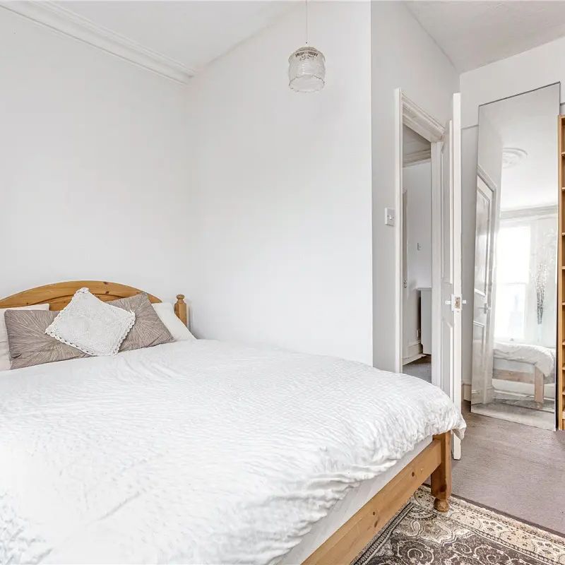 1 bedroom flat in London - Photo 2