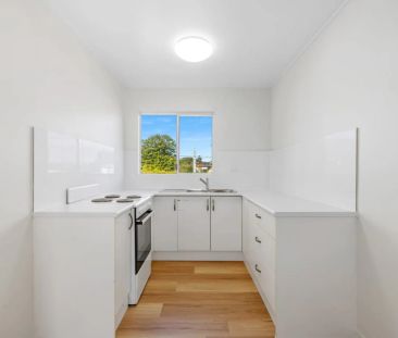 Spacious 4-Bedroom Apartment in the Heart of Maroochydore! - Photo 2