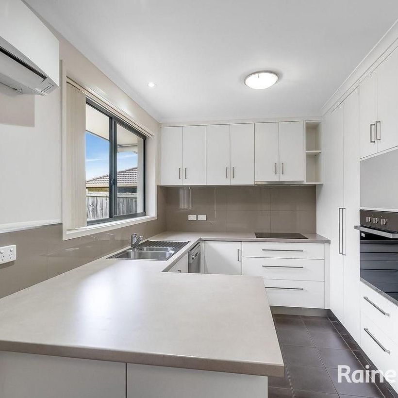 Private Townhouse, Brilliant Location! - Photo 1