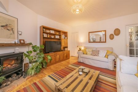 3 bed House - Detached To Let - Photo 4