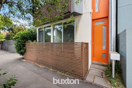 TWO BEDROOM WITH COURTYARD IN PORT MELBOURNE! - Photo 4