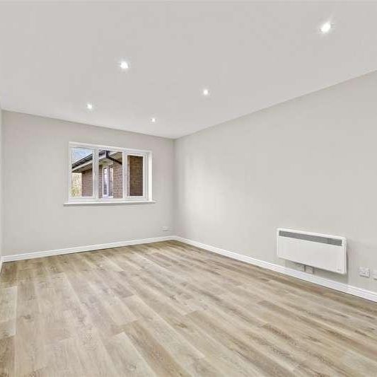 Woodland Grove, Epping, CM16 - Photo 1