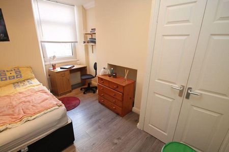 3 bedroom apartment to rent - Photo 4