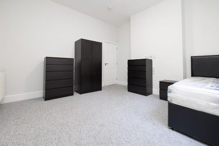 6 bedroom townhouse to rent - Photo 2