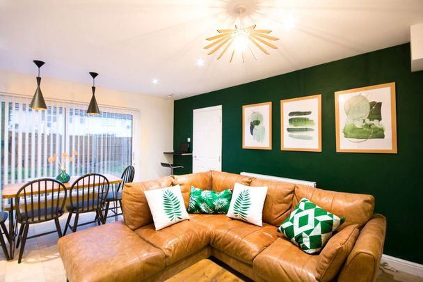 Superb and Spacious Eco-friendly house with fantastic communal space and gardens - Photo 1