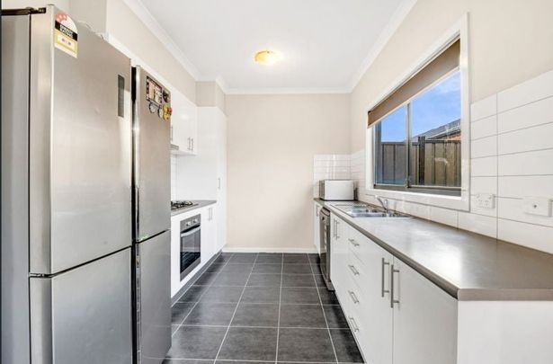 Charming Craigieburn Home Awaits You - Photo 1