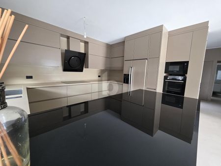 SPAZIOSA ED ELEGANTE CON PISCINA E VISTA LAGO - Photo 2