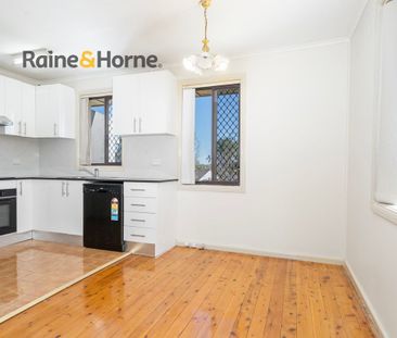 Charming 3 Bedroom Home - AVAILABLE NOW - Photo 6