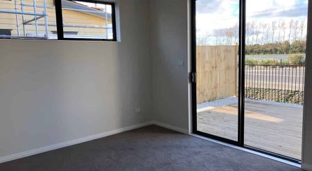 4 Bedroom 2 bathroom house in Takanini - Photo 2