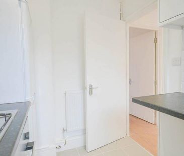 3 bedroom flat to rent - Photo 3