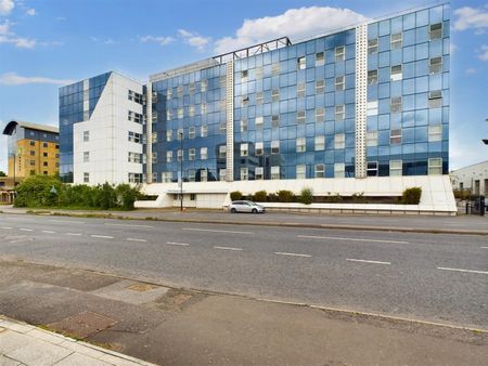 London Road, Lowfield Heath - Photo 3