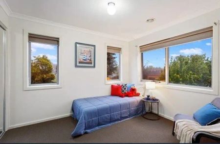 “Modern 3-Bedroom Home in Highlands Estate” - Photo 4