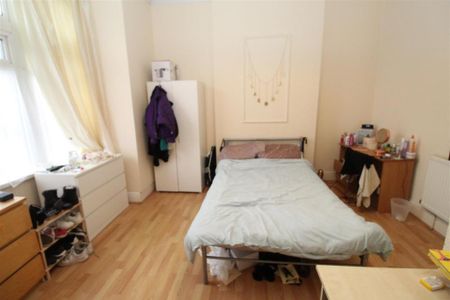 3 bedroom flat to rent - Photo 4