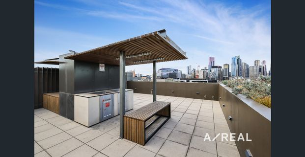 Modern Double-Storey Apartment Near Melbourne Uni – Stylish & Convenient Living - Photo 1