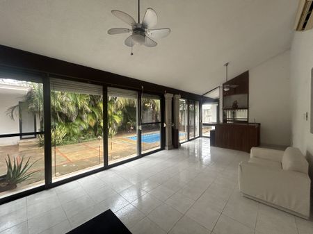 Casa de 1 piso, semi o sin amueblar, dentro de periférico con alberca. - Photo 2