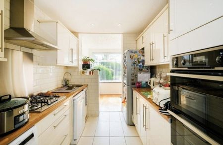 3 Bed Detached House, London, IG2 - Photo 2