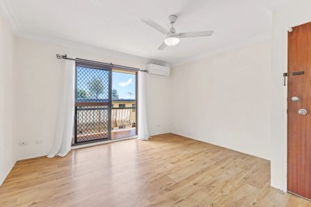 Conveniently located unit with low ongoing cost of living. - Photo 3