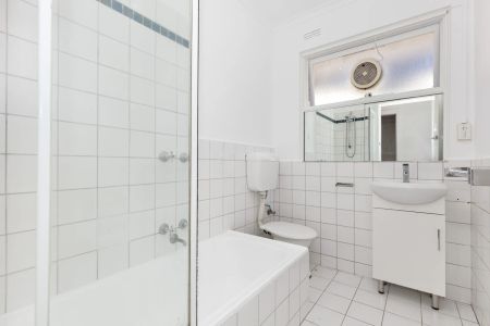 Stylish One-Bedroom Apartment in the Heart of Elwood - Photo 5