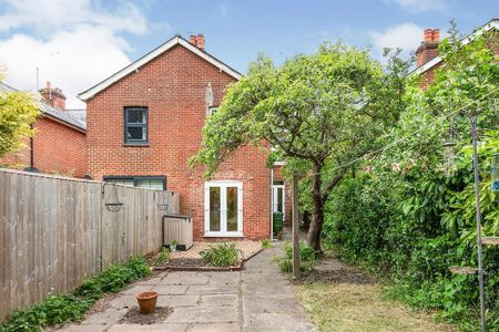 3 bedroom semi-detached house to rent - Photo 3