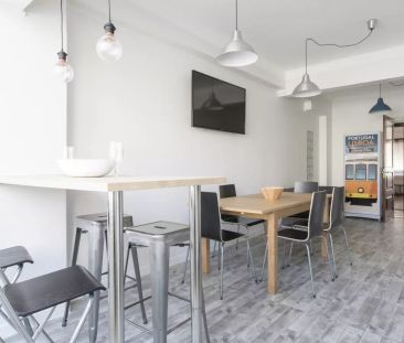 Room in a shared 10-bedroom apartment for rent in Lisbon - Foto 5