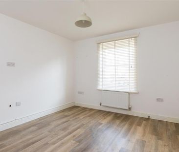 4 bedroom semi-detached house to rent - Photo 5