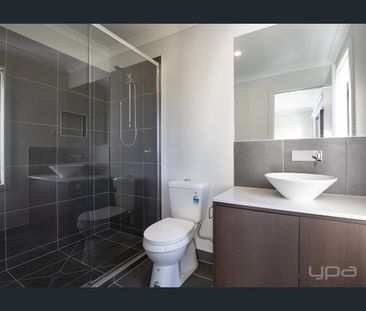 Modern Townhouse - Photo 3