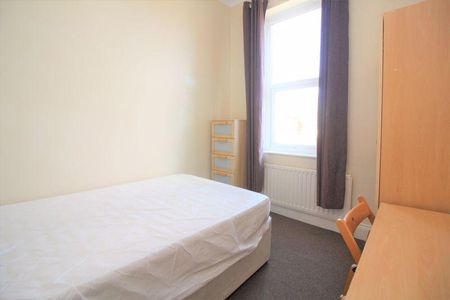 3 bedroom flat to rent - Photo 4
