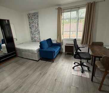 Studio to rent - Photo 1