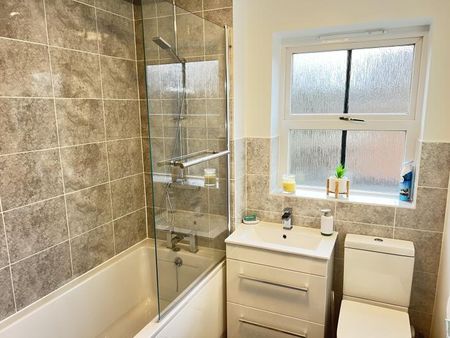 Double Room with own Bathroom 30 mins walk from Worcester Hospital 2 min drive from J6 M5 - Photo 5