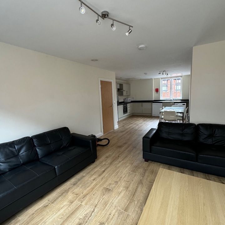 6 Bed Flat, Bells Square, S1 - Photo 1